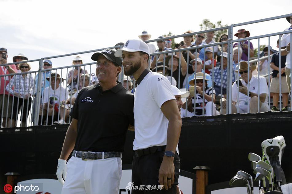 库里出战高尔夫赛