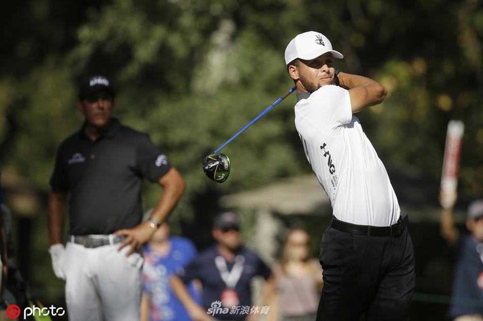 库里出战高尔夫赛