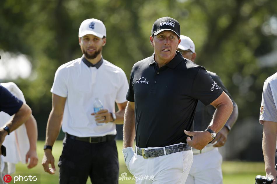 库里出战高尔夫赛