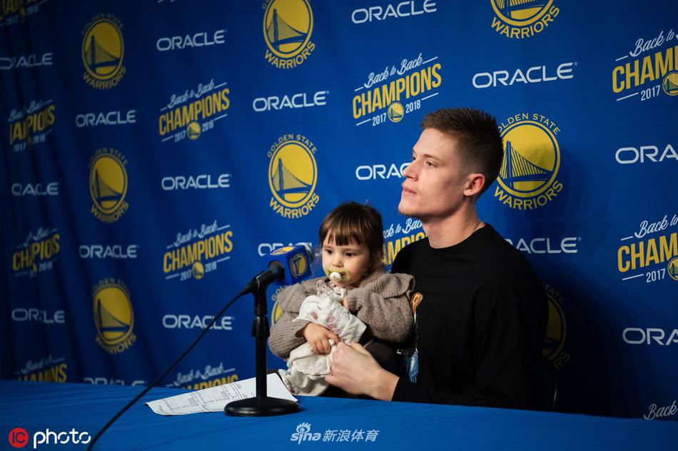 这份宠爱凌驾于妻子之上！看看NBA球星与他们的小情人