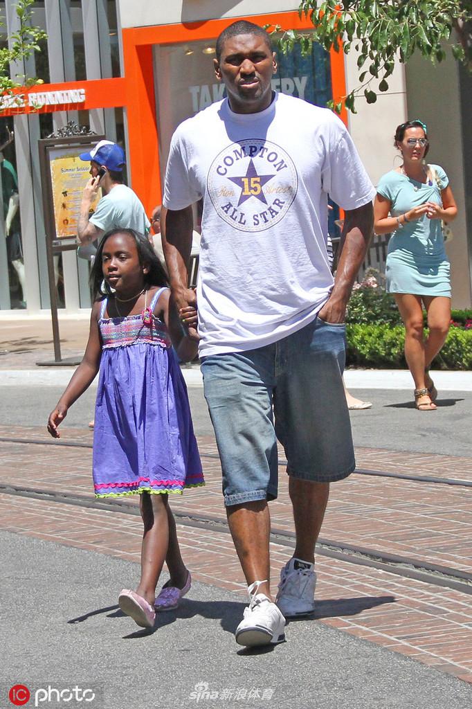 这份宠爱凌驾于妻子之上！看看NBA球星与他们的小情人