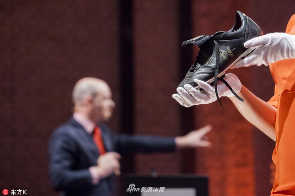 克鲁伊夫生前最后一双战靴被拍卖