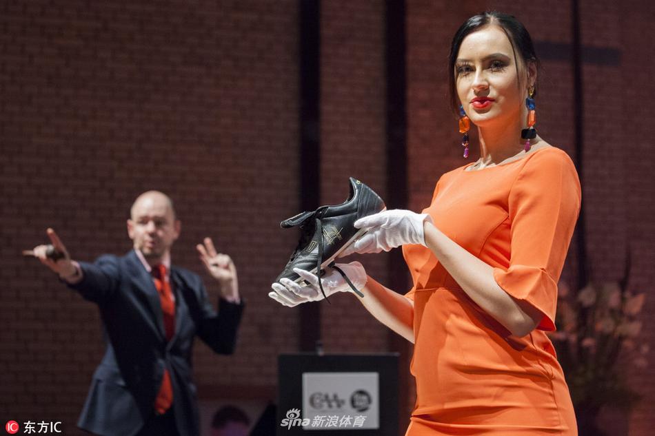 克鲁伊夫生前最后一双战靴被拍卖