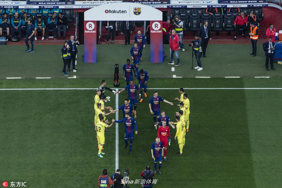 比利亚雷亚尔致敬双冠巴萨