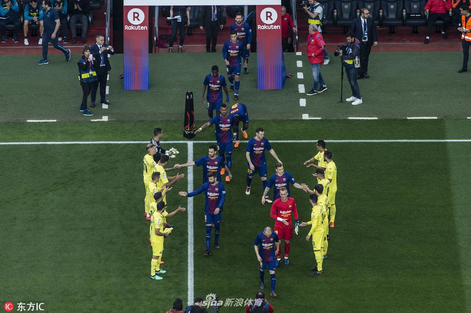 比利亚雷亚尔致敬双冠巴萨