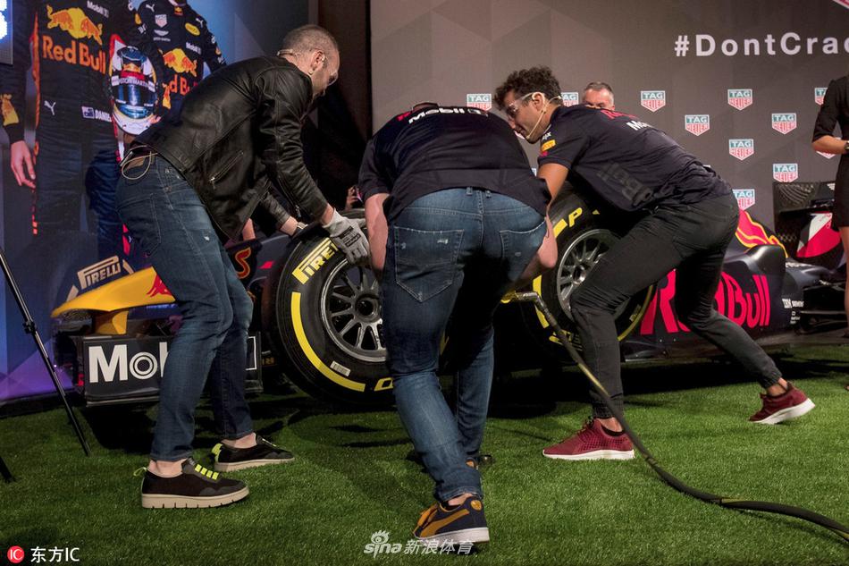 伊涅斯塔为F1战车换胎