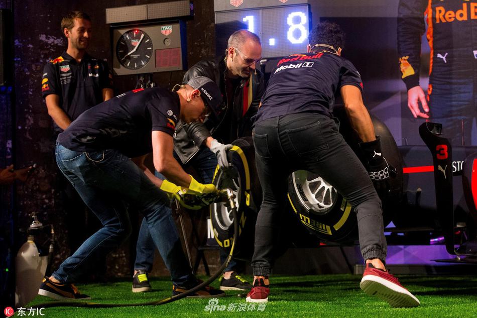 伊涅斯塔为F1战车换胎