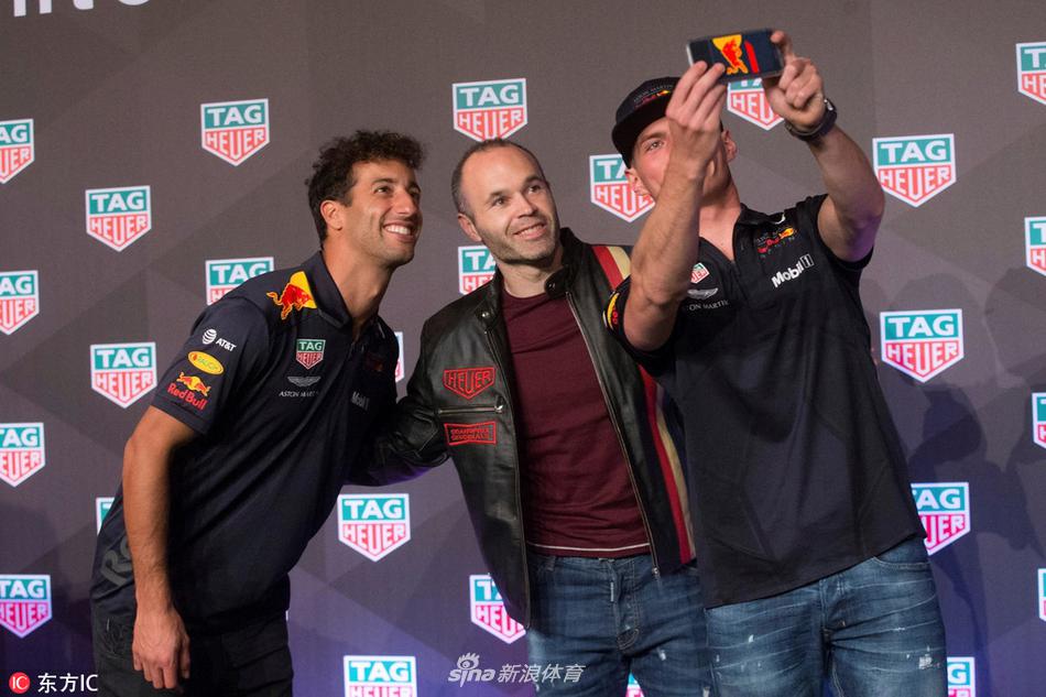 伊涅斯塔为F1战车换胎