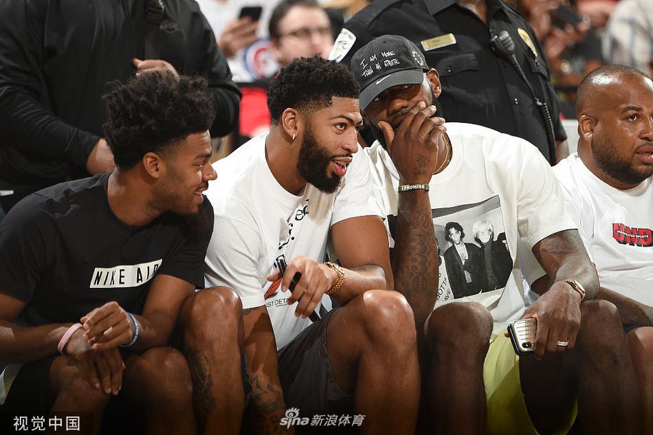 詹姆斯浓眉霍华德观战WNBA