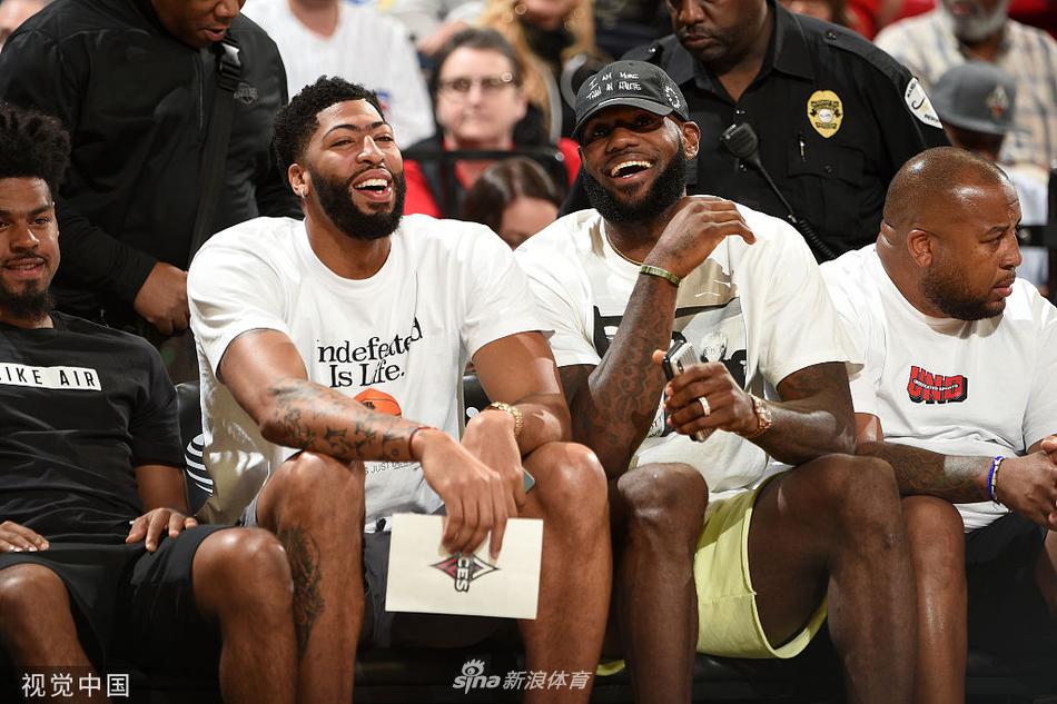 詹姆斯浓眉霍华德观战WNBA