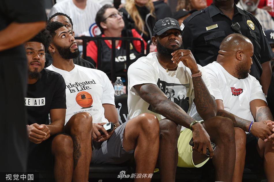 詹姆斯浓眉霍华德观战WNBA