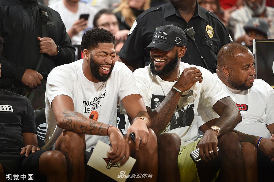 詹姆斯浓眉霍华德观战WNBA