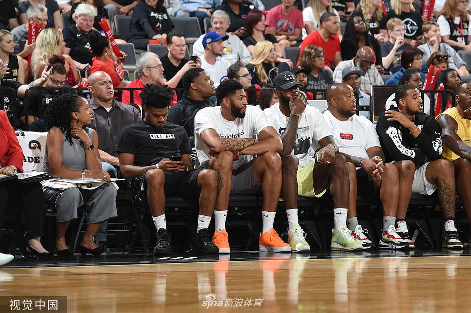 詹姆斯浓眉霍华德观战WNBA