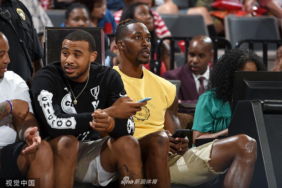 詹姆斯浓眉霍华德观战WNBA