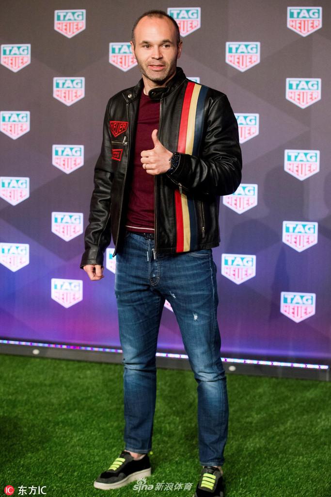 伊涅斯塔为F1战车换胎