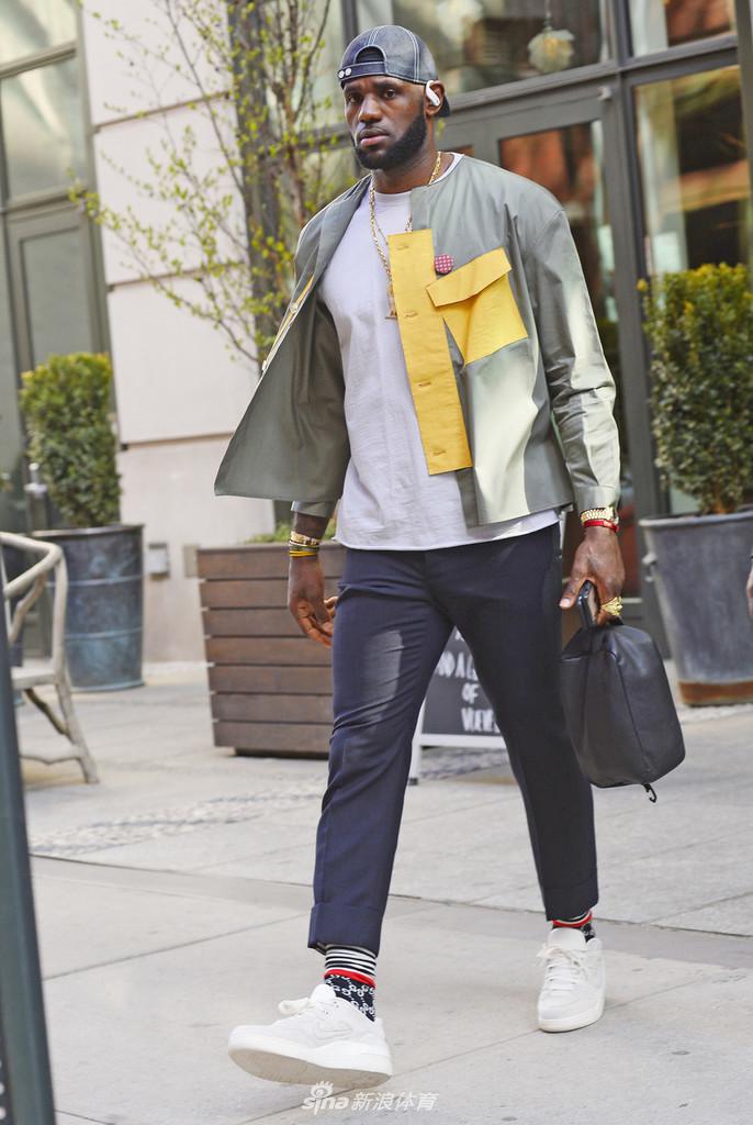 詹姆斯一身潮装现身纽约街头