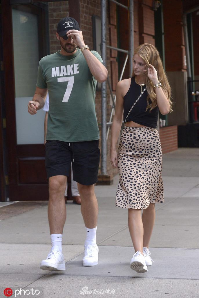 乐福与女友手挽手出街压马路