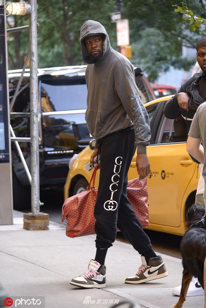 连帽衫杜兰特现身纽约街头