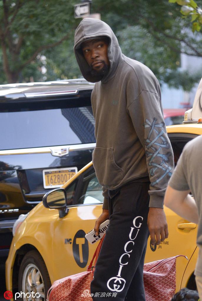 连帽衫杜兰特现身纽约街头
