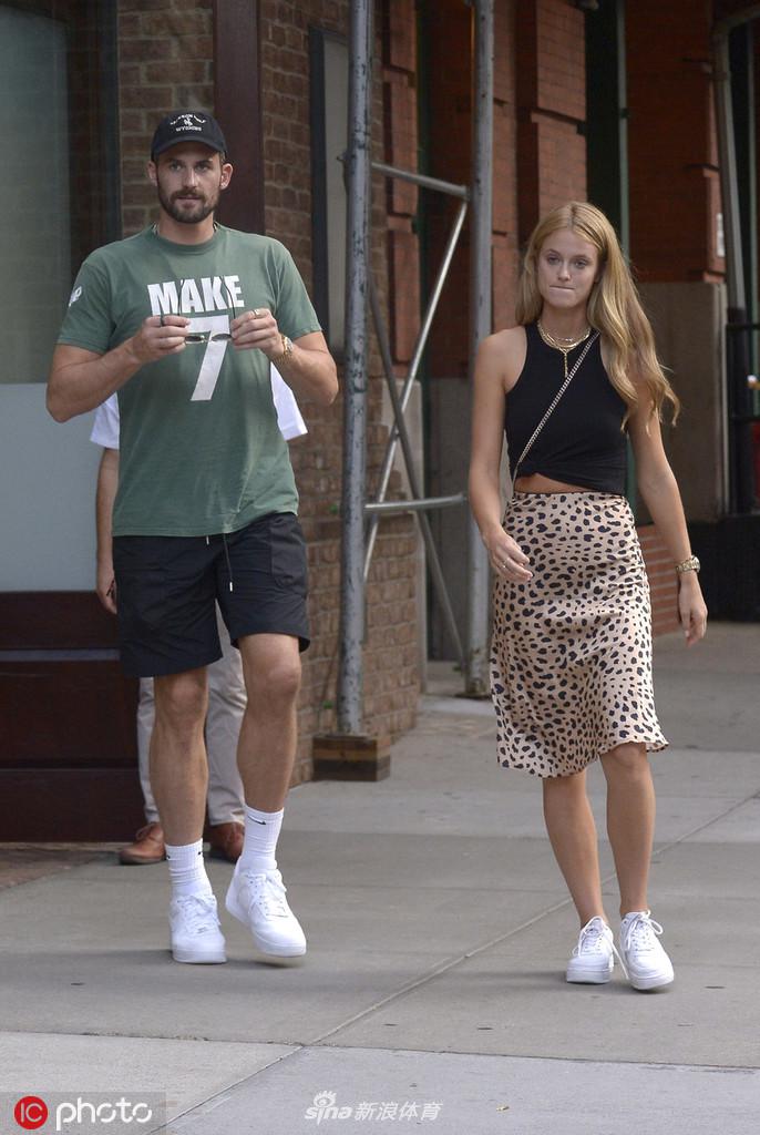 乐福与女友手挽手出街压马路