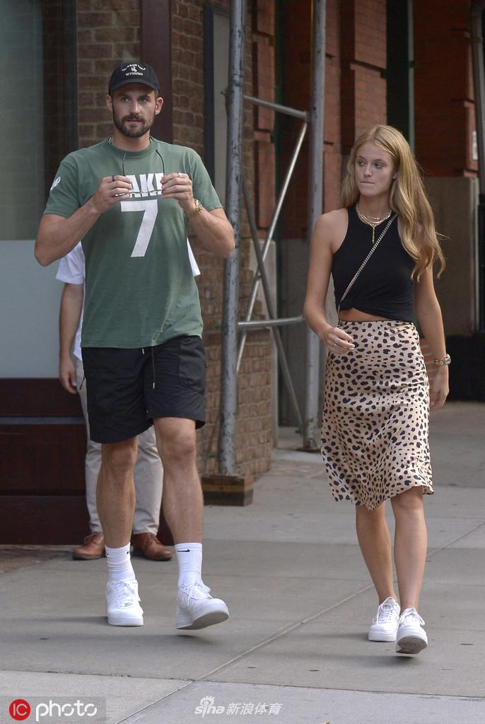 乐福与女友手挽手出街压马路