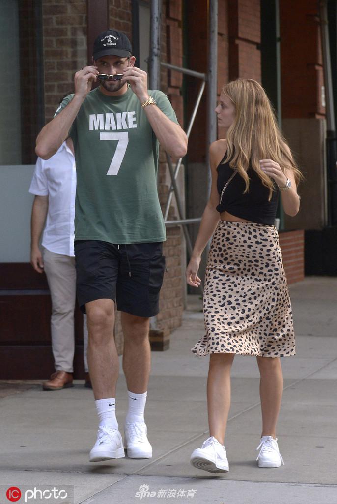 乐福与女友手挽手出街压马路