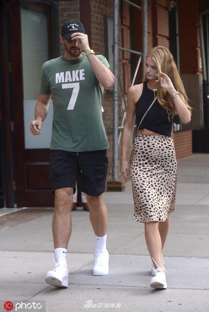 乐福与女友手挽手出街压马路