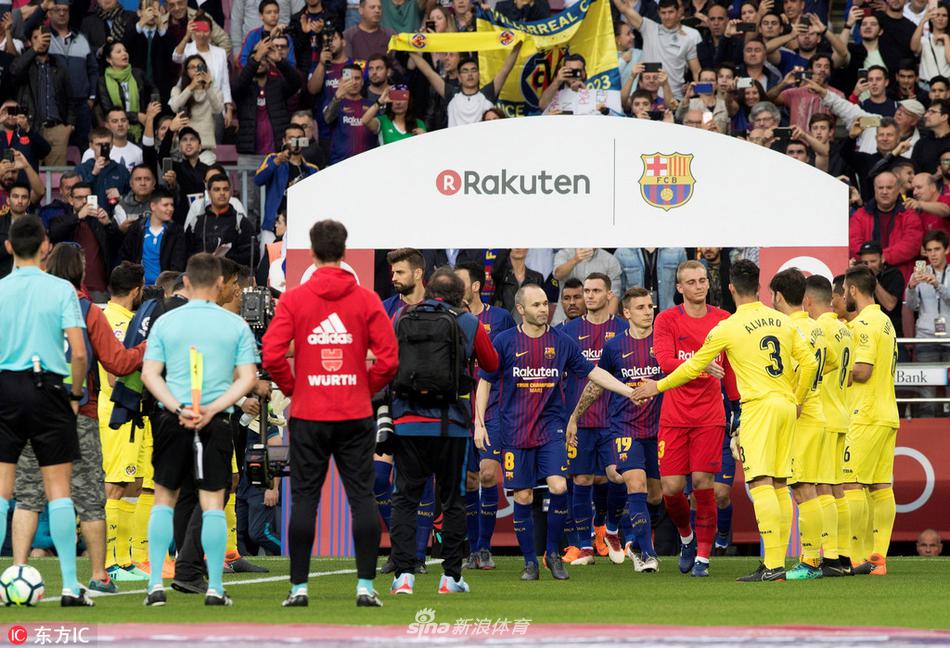 比利亚雷亚尔致敬双冠巴萨