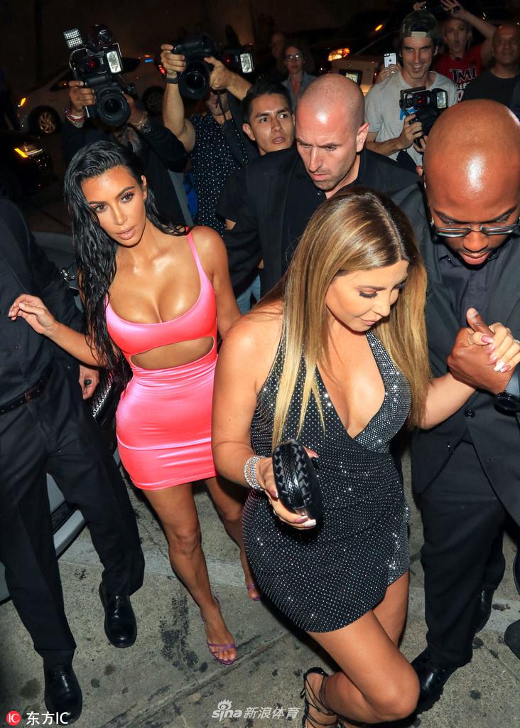 皮蓬娇妻与闺蜜前往凯莉-詹娜生日派对