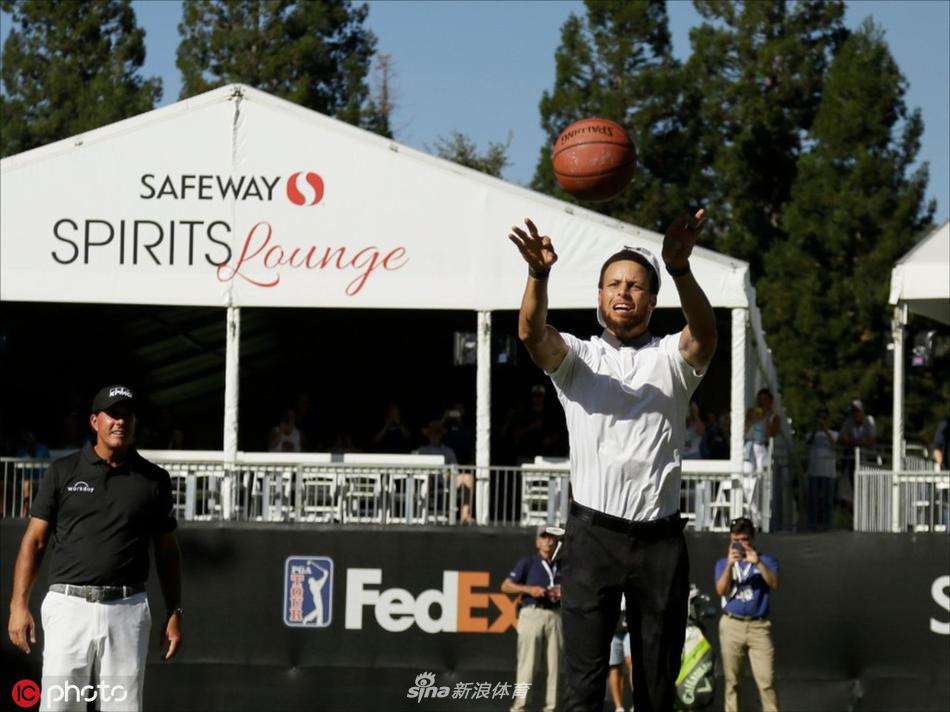 库里出战高尔夫赛