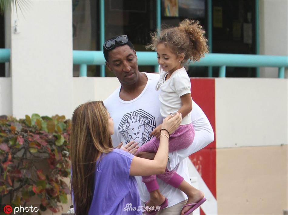 这份宠爱凌驾于妻子之上！看看NBA球星与他们的小情人