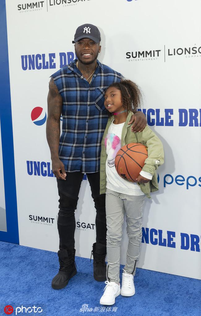 这份宠爱凌驾于妻子之上！看看NBA球星与他们的小情人