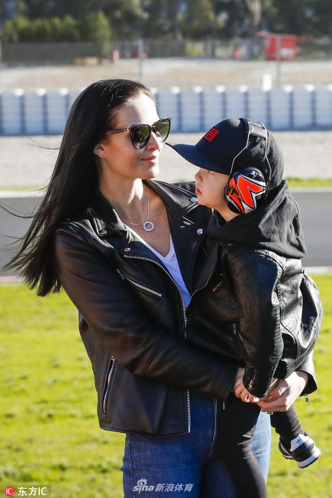 f1冬测莱科宁娇妻携爱子加油