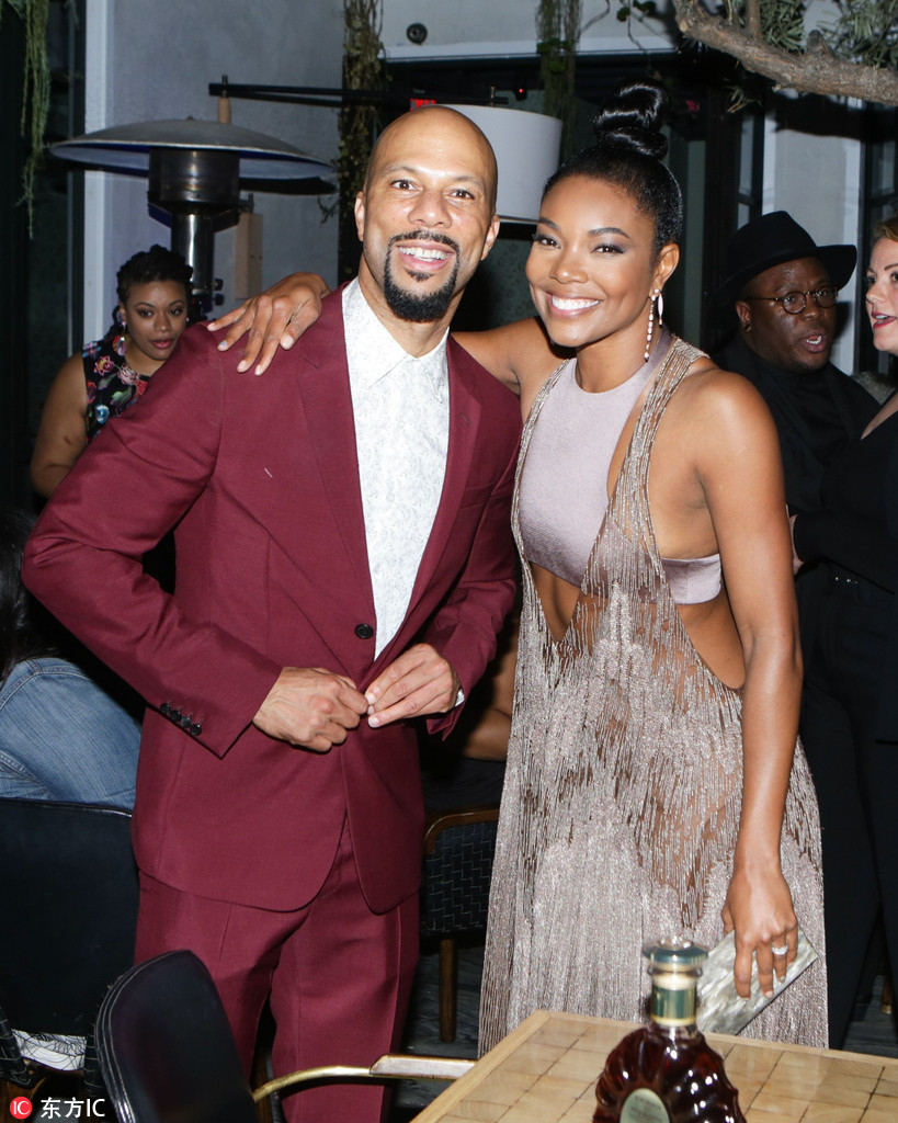 韦德娇妻与男性友人亲密合影