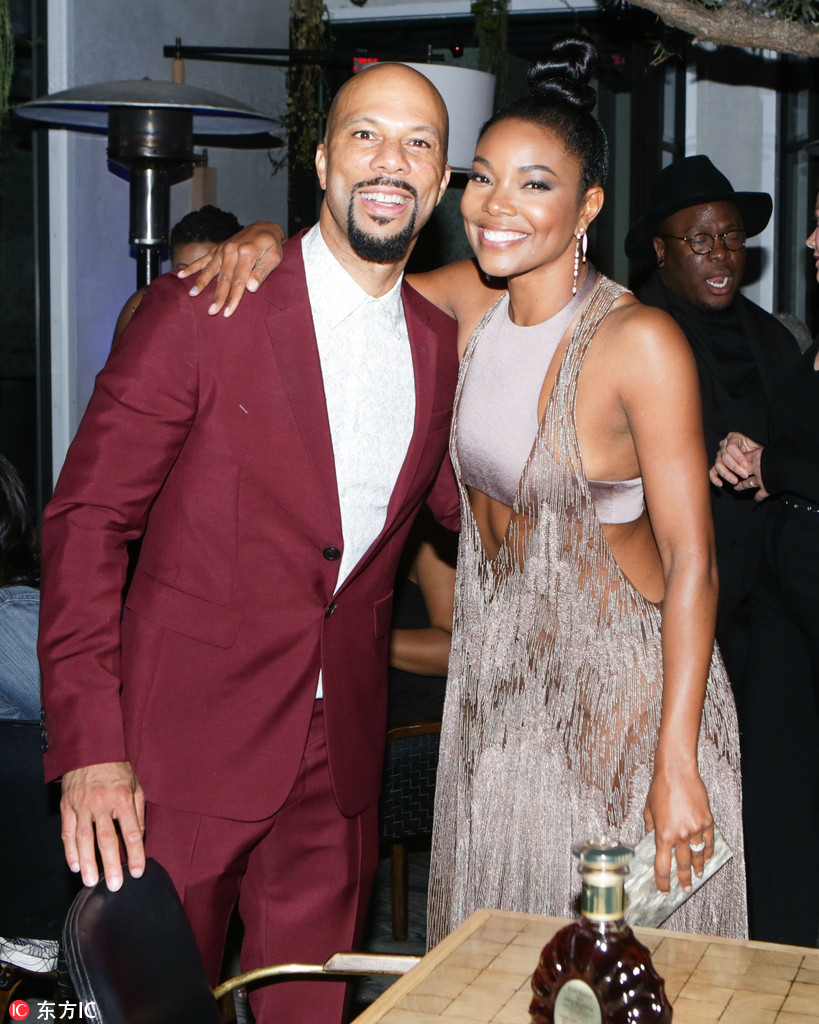 韦德娇妻与男性友人亲密合影