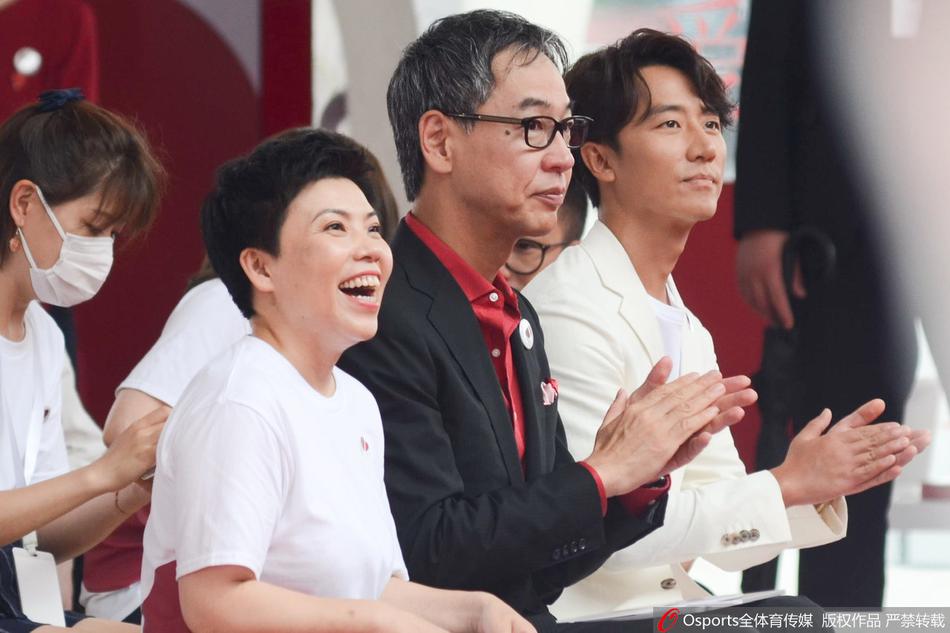 邓亚萍与黄轩出席活动台下热聊