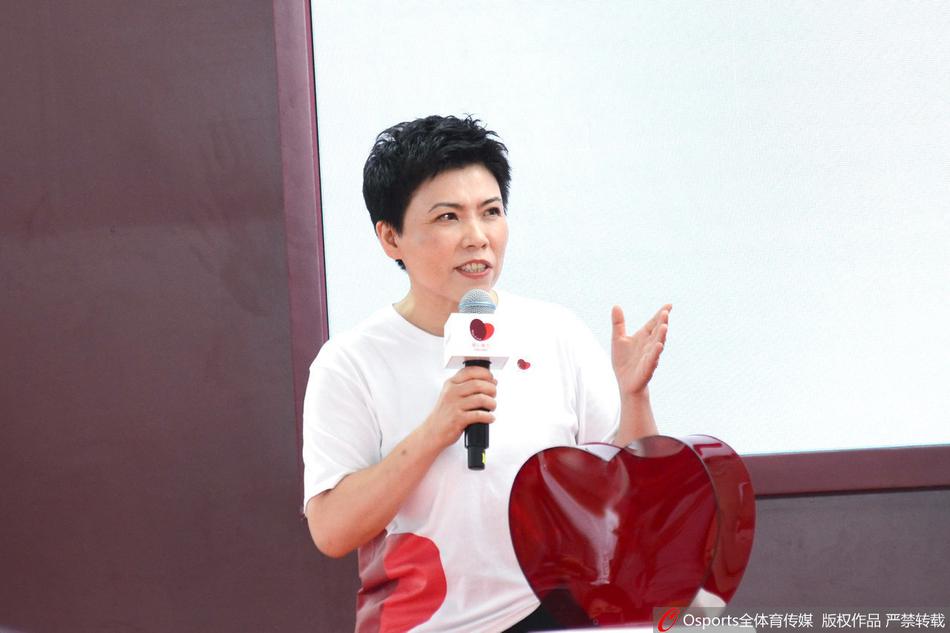 邓亚萍与黄轩出席活动台下热聊