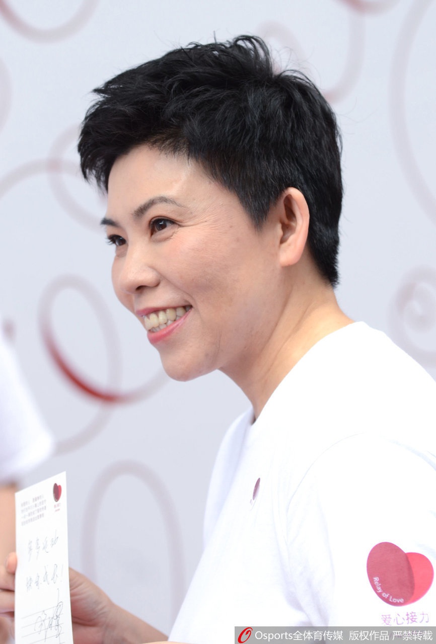 邓亚萍与黄轩出席活动台下热聊