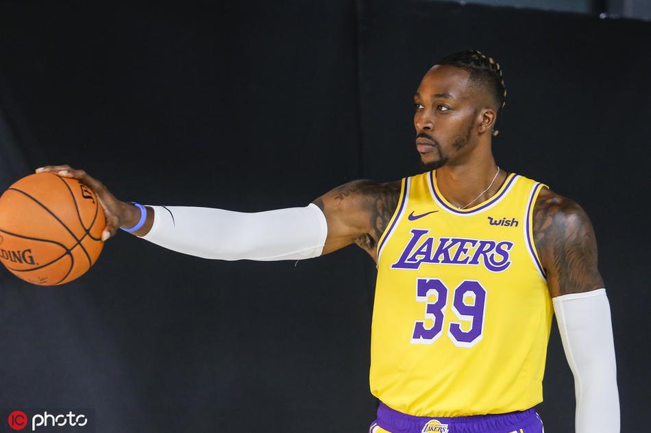 湖人新赛季媒体日！詹皇戴金项链，浓眉魔兽库兹马帅气逼人