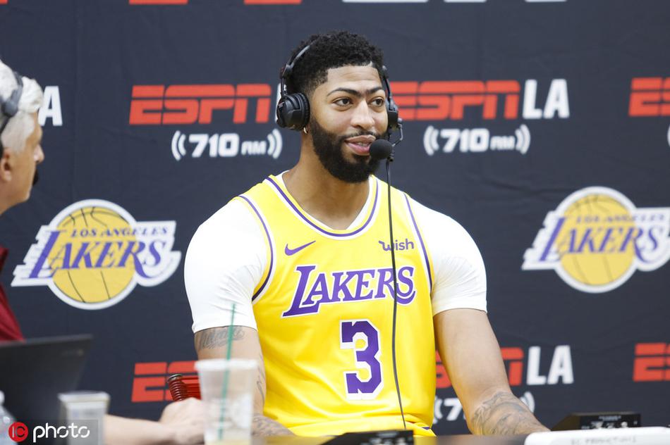 湖人新赛季媒体日！詹皇戴金项链，浓眉魔兽库兹马帅气逼人