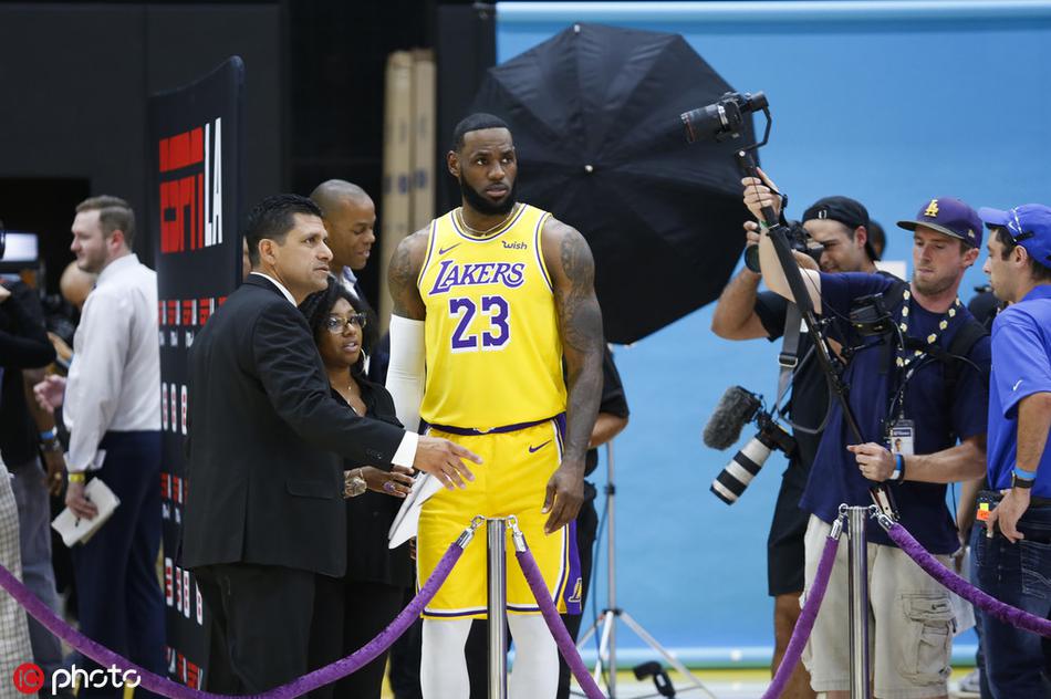 湖人新赛季媒体日！詹皇戴金项链，浓眉魔兽库兹马帅气逼人