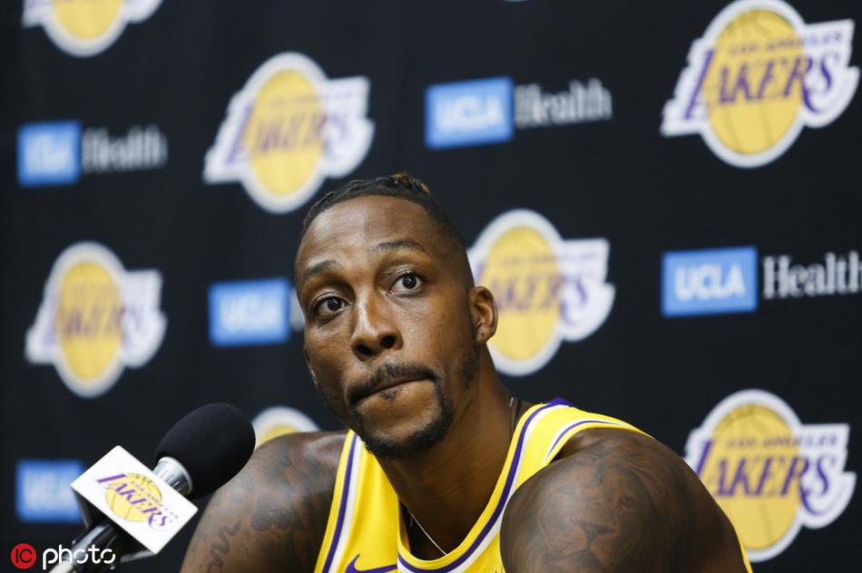 湖人新赛季媒体日！詹皇戴金项链，浓眉魔兽库兹马帅气逼人