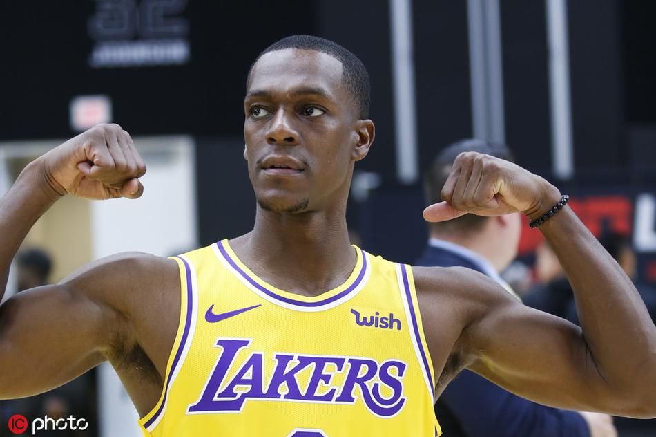 湖人新赛季媒体日！詹皇戴金项链，浓眉魔兽库兹马帅气逼人