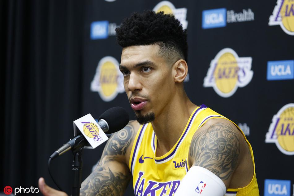 湖人新赛季媒体日！詹皇戴金项链，浓眉魔兽库兹马帅气逼人