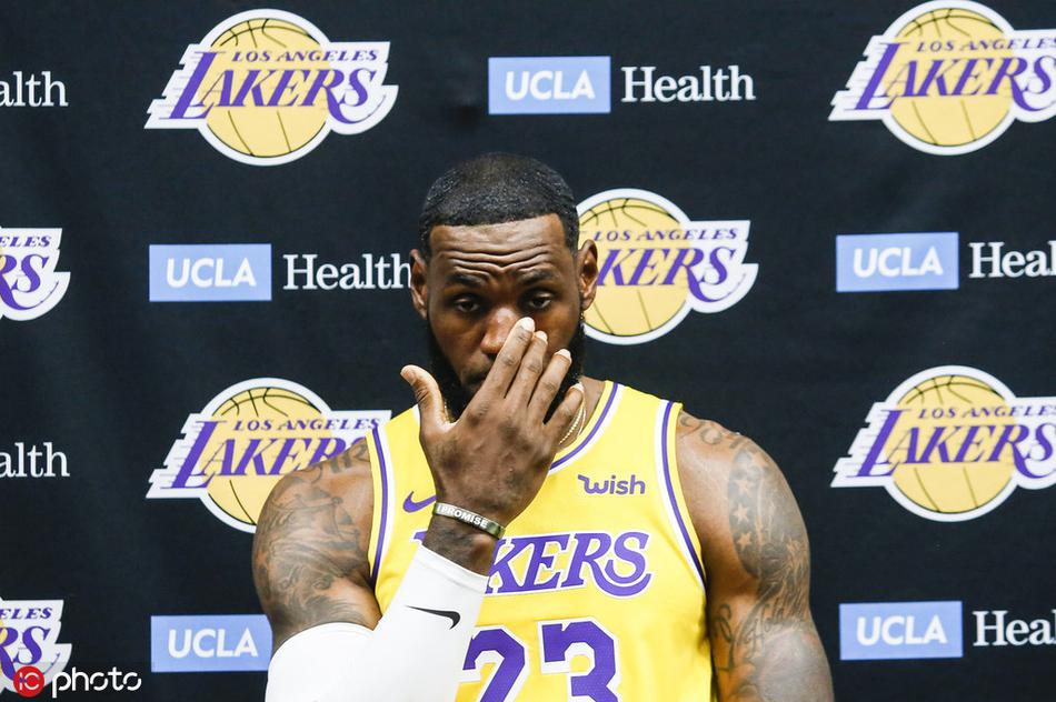 湖人新赛季媒体日！詹皇戴金项链，浓眉魔兽库兹马帅气逼人