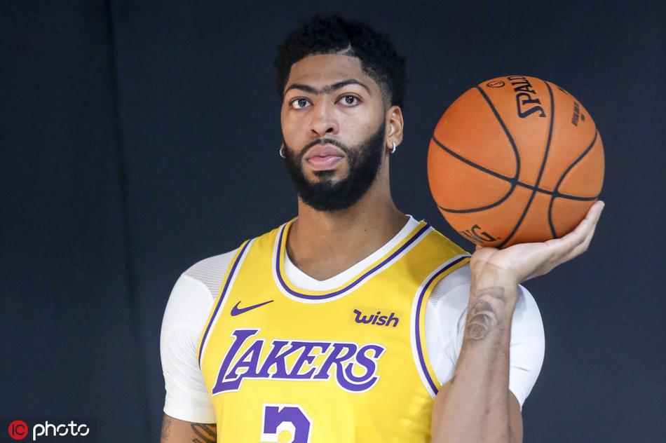 湖人新赛季媒体日！詹皇戴金项链，浓眉魔兽库兹马帅气逼人