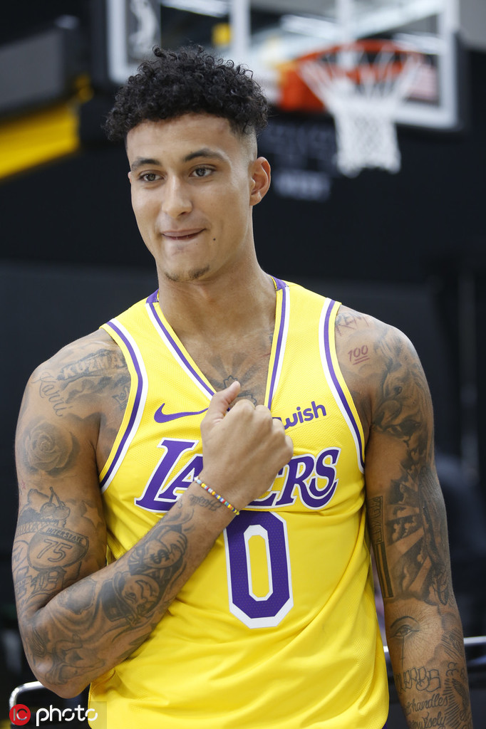 湖人新赛季媒体日！詹皇戴金项链，浓眉魔兽库兹马帅气逼人