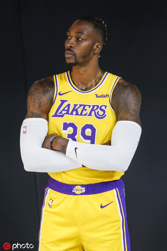 湖人新赛季媒体日！詹皇戴金项链，浓眉魔兽库兹马帅气逼人