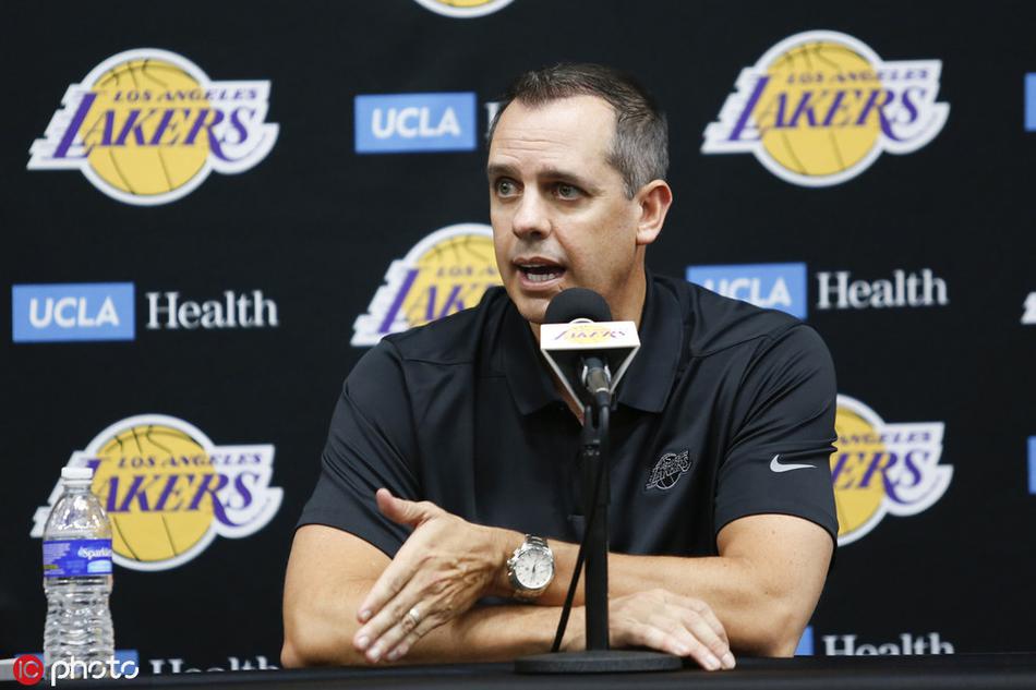 湖人新赛季媒体日！詹皇戴金项链，浓眉魔兽库兹马帅气逼人