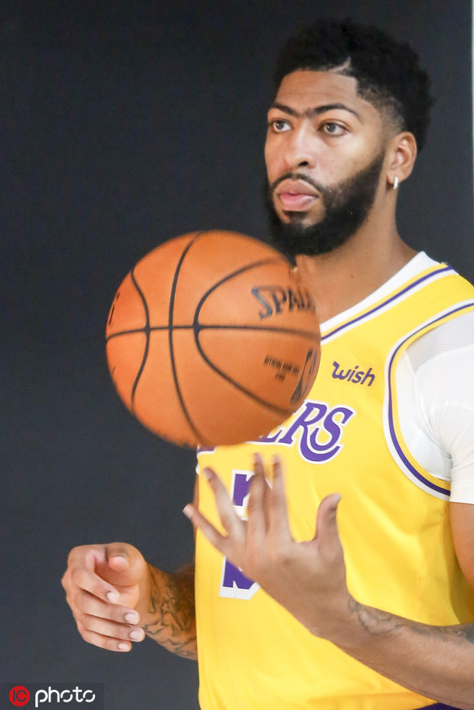 湖人新赛季媒体日！詹皇戴金项链，浓眉魔兽库兹马帅气逼人